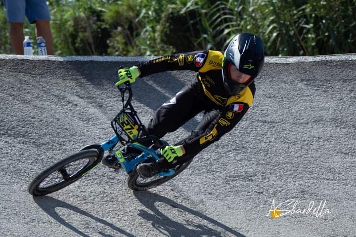 Benjamin en compétition de BMX Race, virage relevé