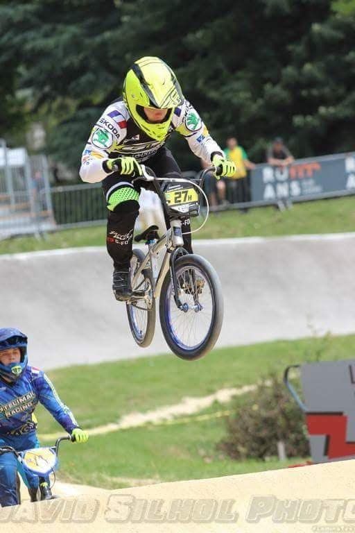 Benjamin en compétition de BMX Race, saut