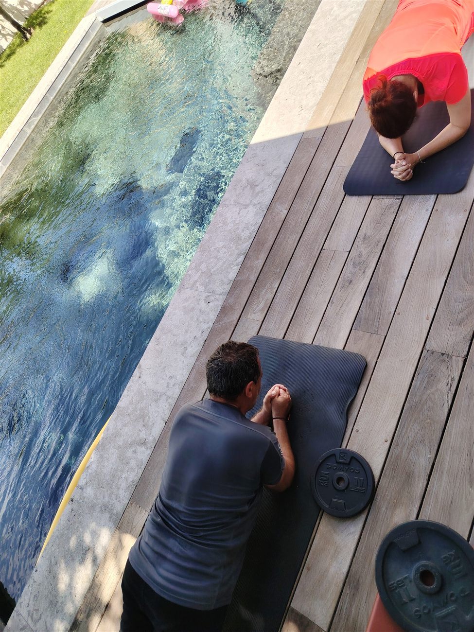 Séance de coaching à domicile au bord de la piscine