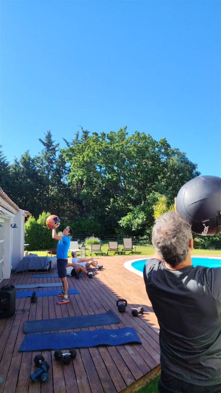 Séance de coaching en groupe au bord de la piscine