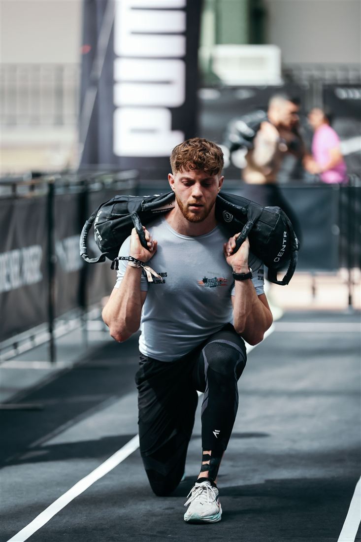 Benjamin en compétition Hyrox, épreuve de sandbag lunges